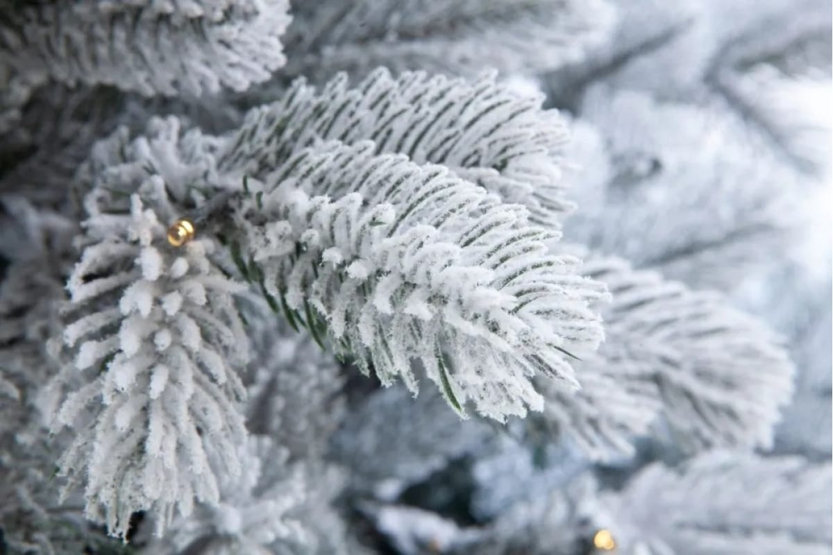 Crystal trees Ель искусственная Мольвено в снегу с вплетенной гирляндой 60 см