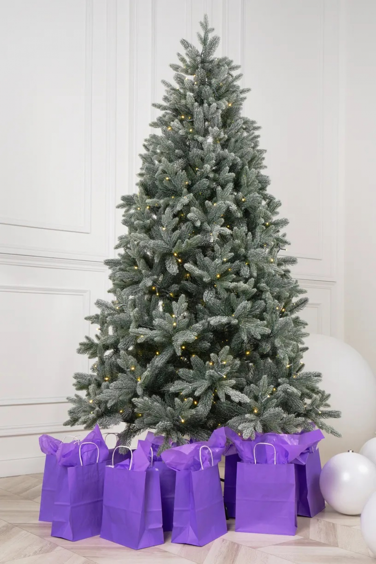 Ель искусственная Crystal trees МОНСЕРРАТ в снегу с вплетенной гирляндой 150 см