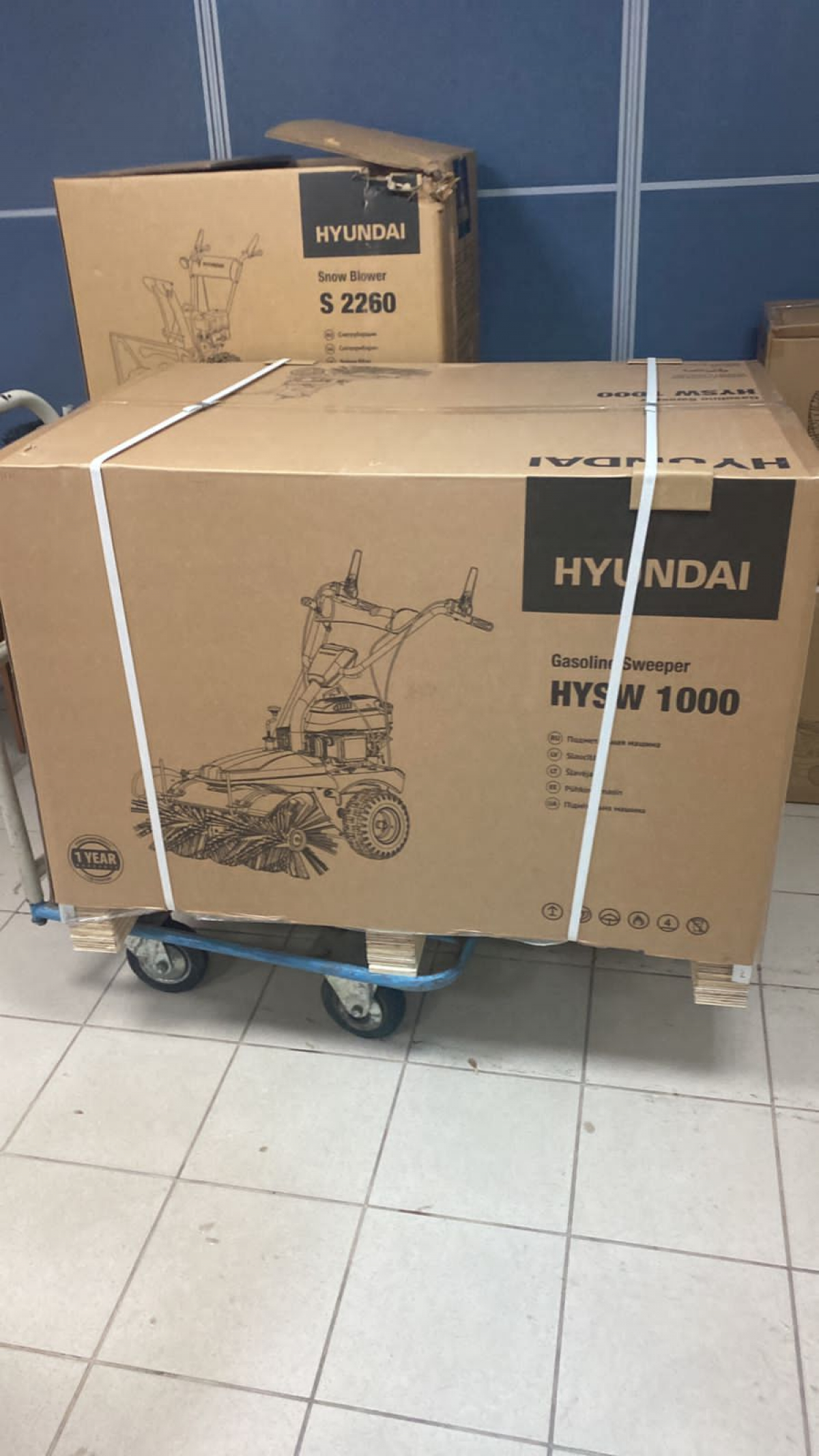 Бензиновая подметальная машина Hyundai HYSW 1000 с электростартером