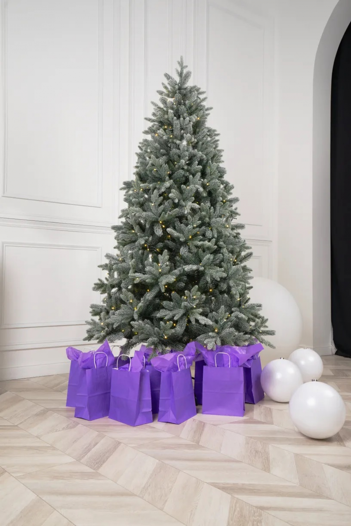 Ель искусственная Crystal trees МОНСЕРРАТ в снегу с вплетенной гирляндой 150 см