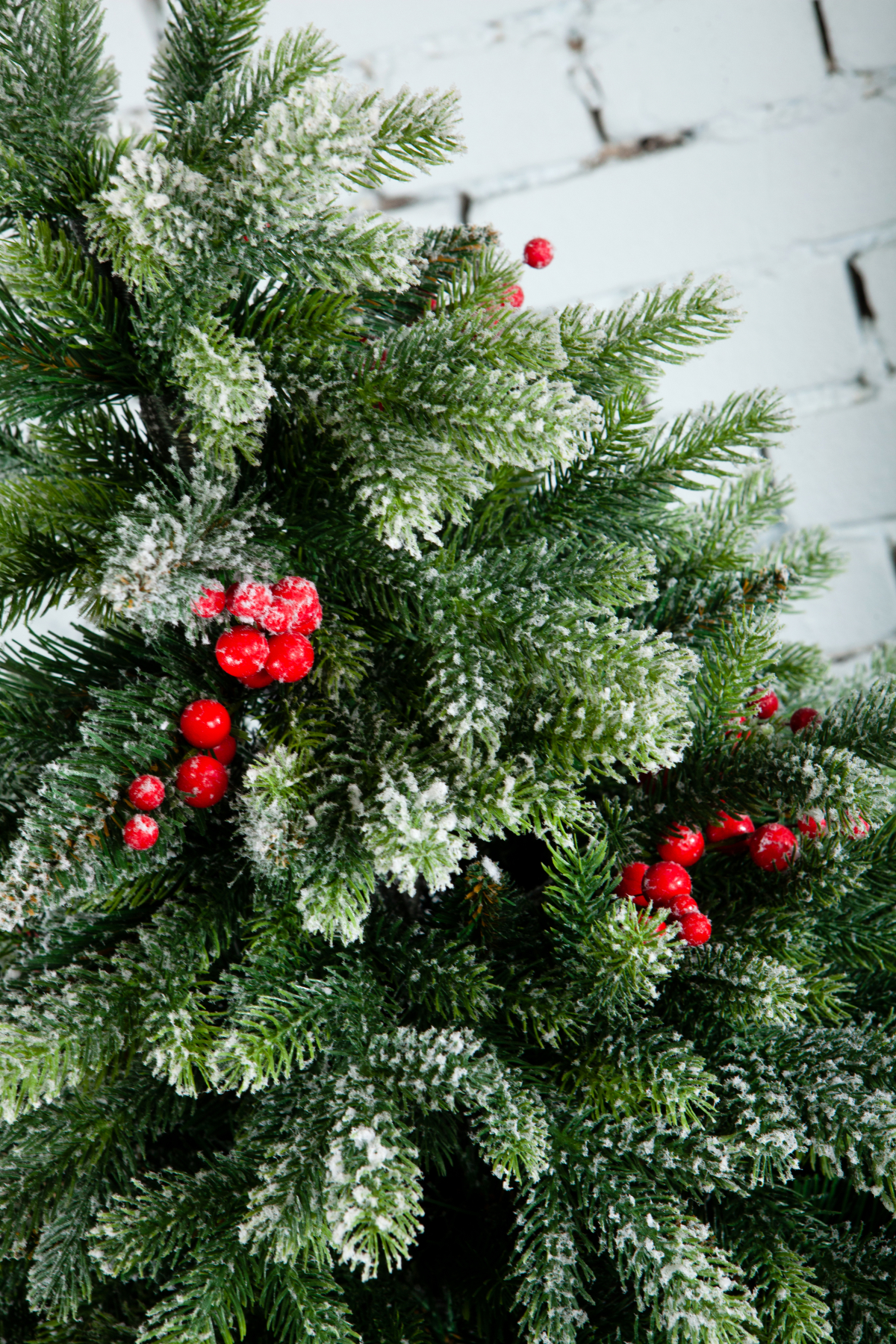 Crystal trees Ель искусственная Лаки заснеженная с ягодами 1.8 м