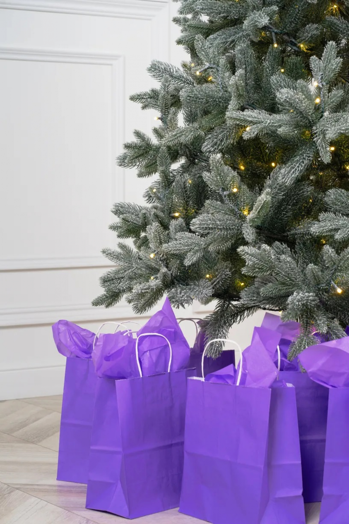 Ель искусственная Crystal trees МОНСЕРРАТ в снегу с вплетенной гирляндой 150 см