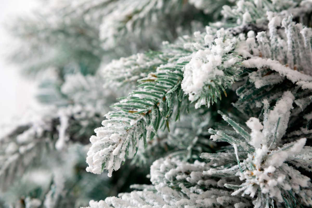 Ель искусственная Crystal trees НЕАПОЛЬ NEW в снегу с вплетенной гирляндой 180 см