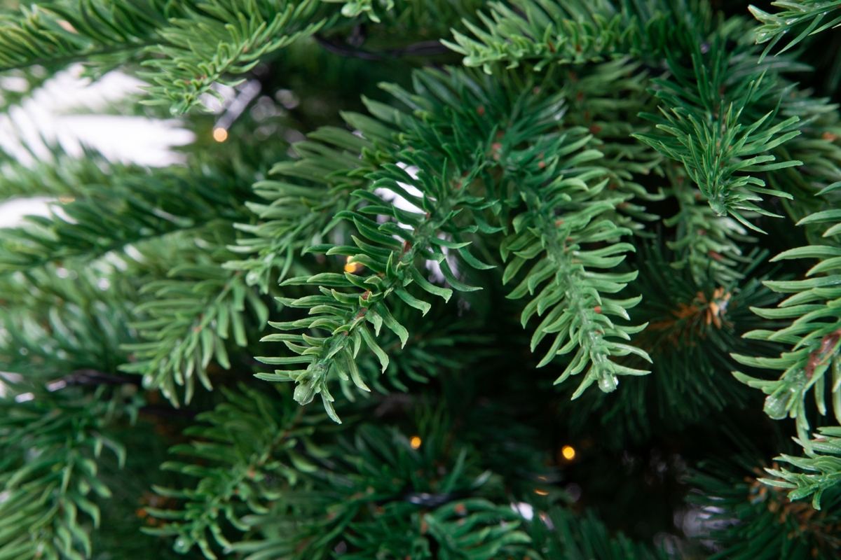 CRYSTAL TREES Ель искуственная Власта с вплетенной гирляндой зеленая 1.8 м