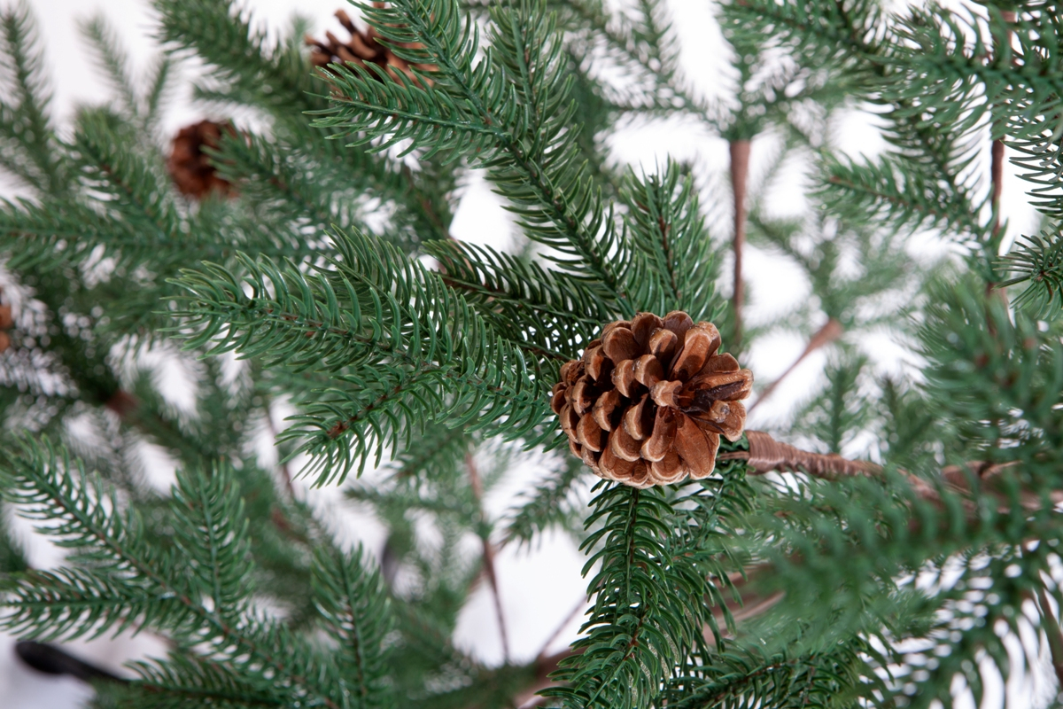 Crystal trees Ель искусственная Борго зеленая с шишками 210 см