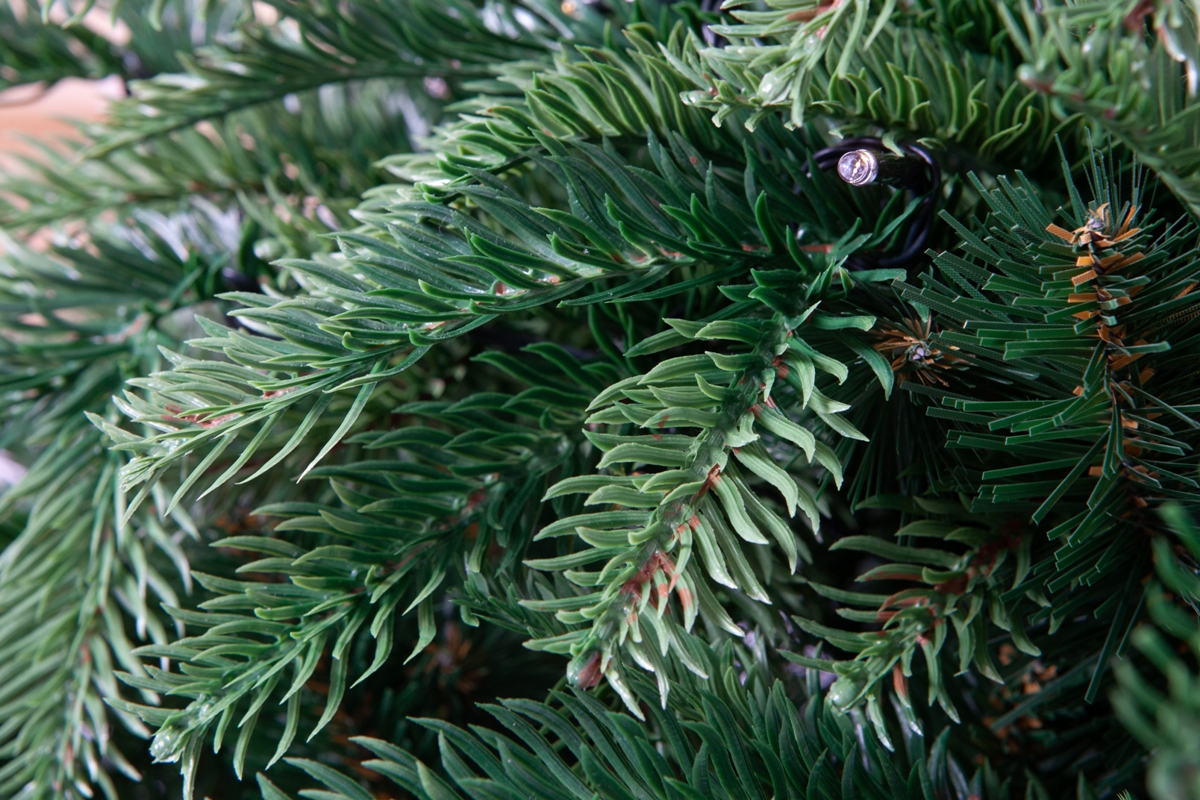 CRYSTAL TREES Ель искусственная Власта с вплетенной гирляндой зеленая 2.4 м